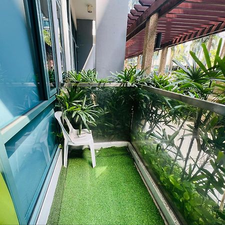 One Palm Tree Villas Condominium - Studio 2Nd Fl With Balcony - Across Terminal 3 Airport Pasay Exterior foto