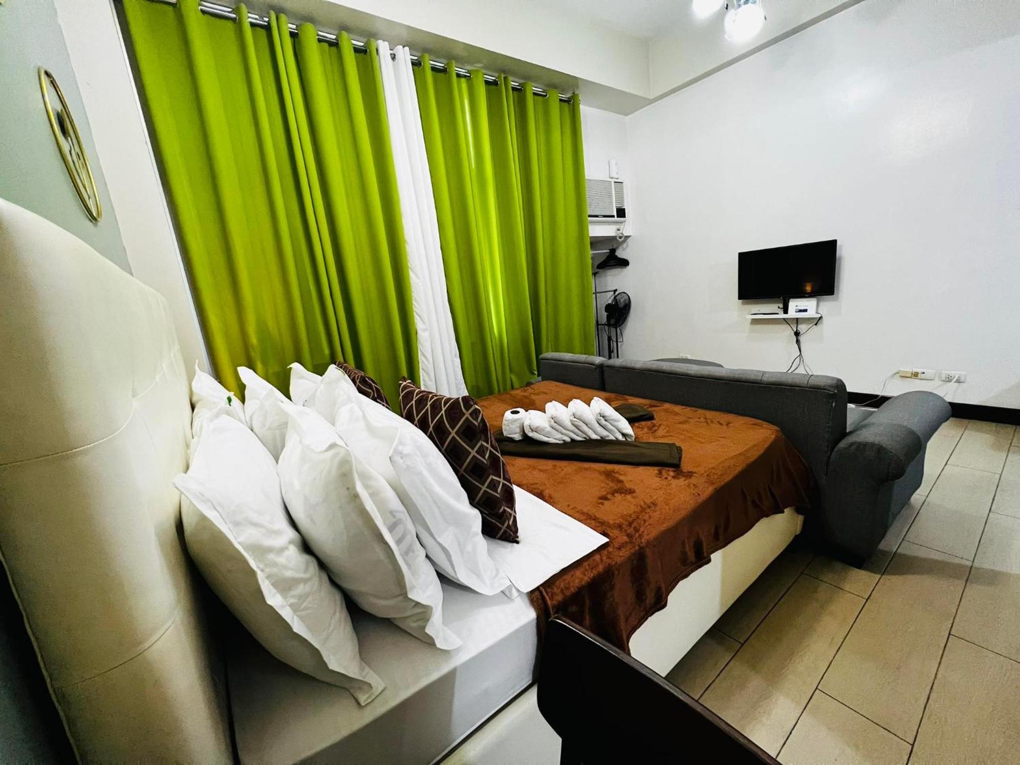One Palm Tree Villas Condominium - Studio 2Nd Fl With Balcony - Across Terminal 3 Airport Pasay Exterior foto