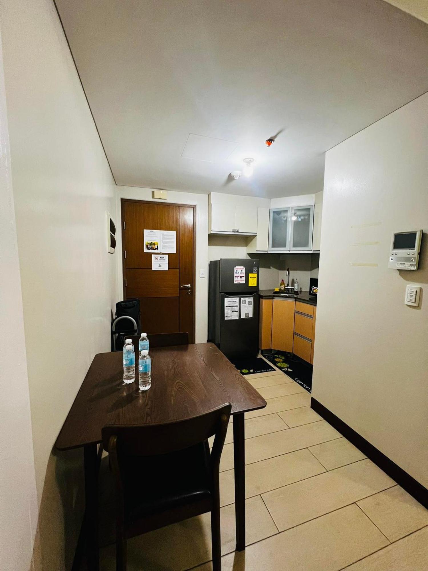 One Palm Tree Villas Condominium - Studio 2Nd Fl With Balcony - Across Terminal 3 Airport Pasay Exterior foto